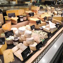 406-biocoop-caluire-montee-des-soldats-magasin-bio-fromage-coupe-tome-lait-local.webp